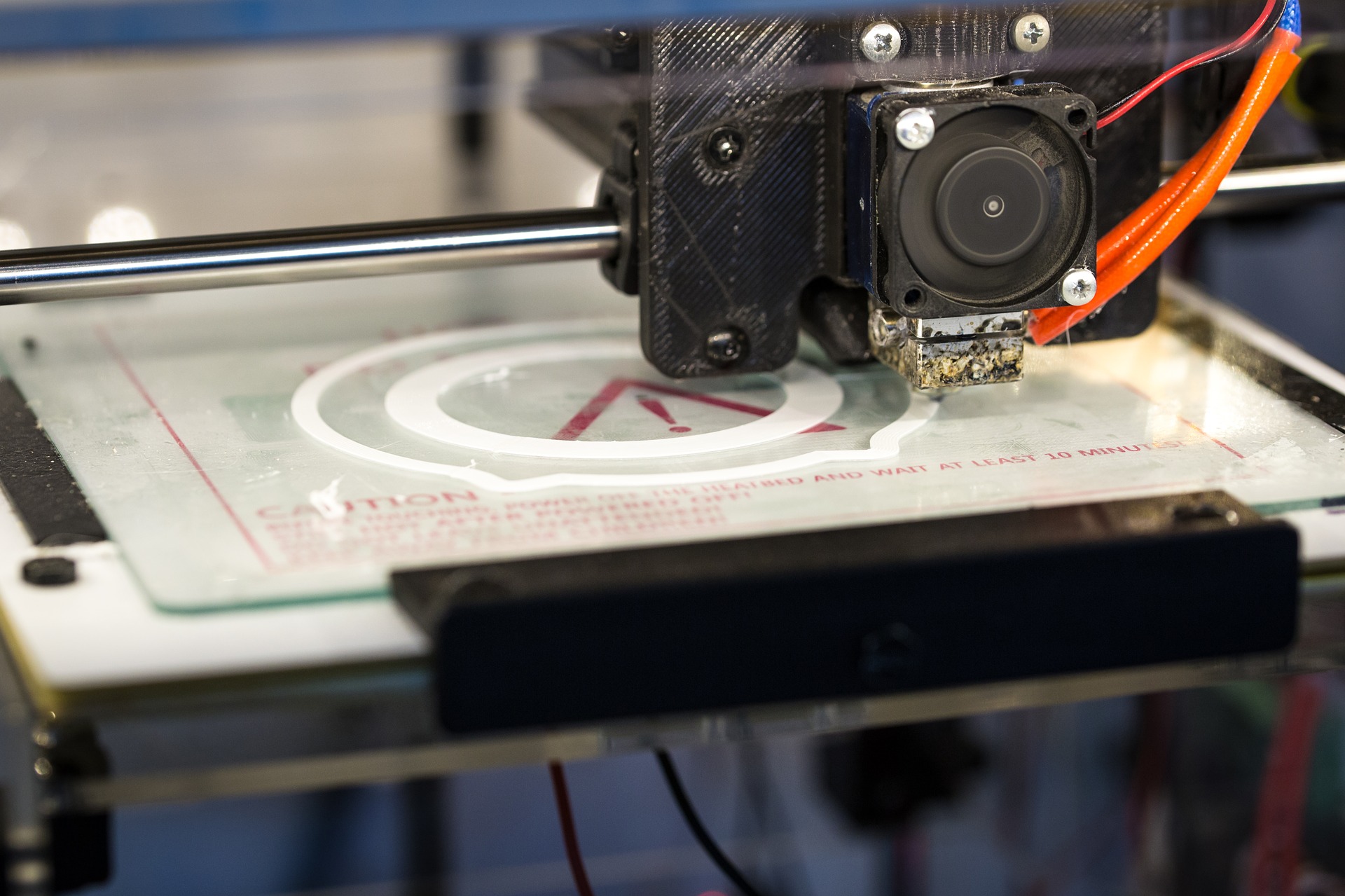 3D-skrivare som bygger upp en detalj lager för lager
