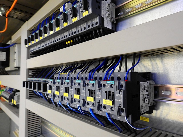 Öppet elskåp med kopplingsplintar och automationsutrustning